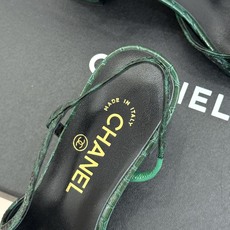 CHANE*|小香经典拼色 鳄鱼纹后空凉鞋 珍稀肌理复刻奢级质感 撞色拼接勾勒复古层次美学 后空剪裁透气衬脚纤细 圆头修 CHANE*|小香经典拼色 鳄鱼纹后空凉鞋 珍稀肌理复刻奢级质感 撞色拼接勾勒复古层次美学 后空剪裁透气衬脚纤细 圆头修