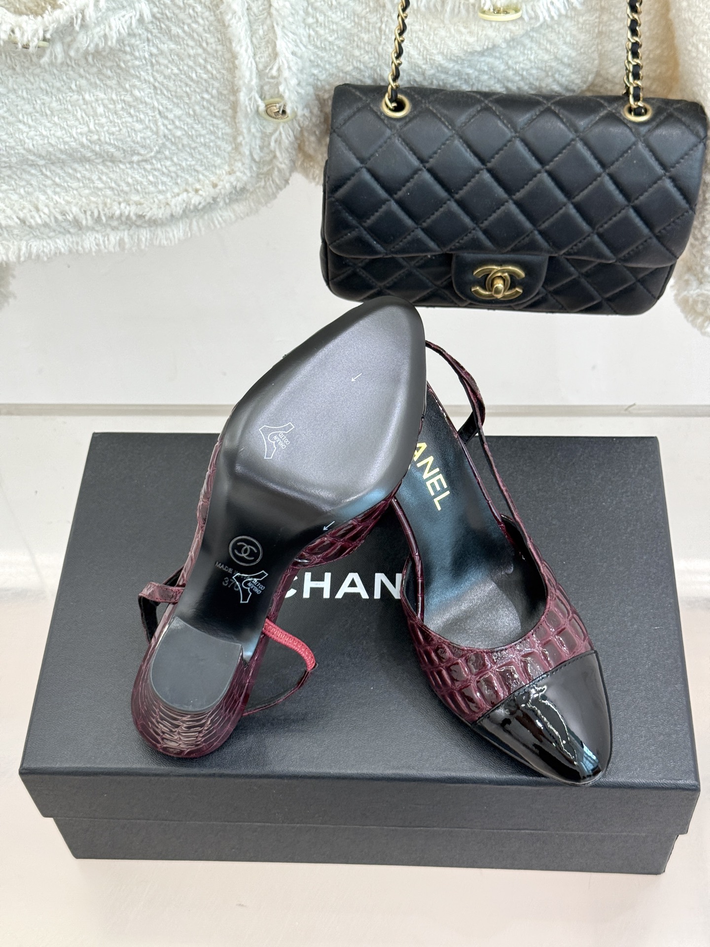 CHANE*｜小香经典拼色 鳄鱼纹后空凉鞋 珍稀肌理复刻奢级质感 撞色拼接勾勒复古层次美学 后空剪裁透气衬脚纤细 圆头修