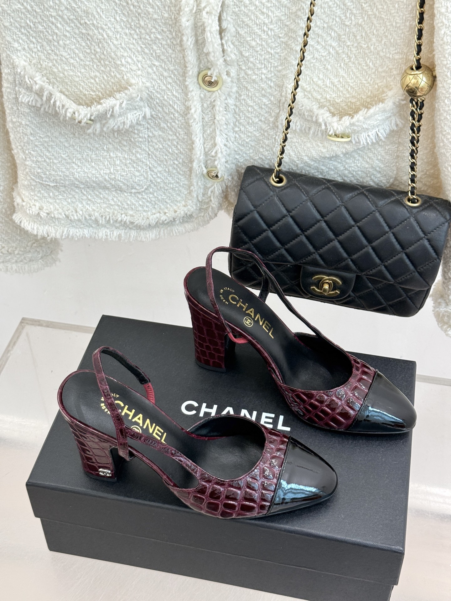 CHANE*｜小香经典拼色 鳄鱼纹后空凉鞋 珍稀肌理复刻奢级质感 撞色拼接勾勒复古层次美学 后空剪裁透气衬脚纤细 圆头修