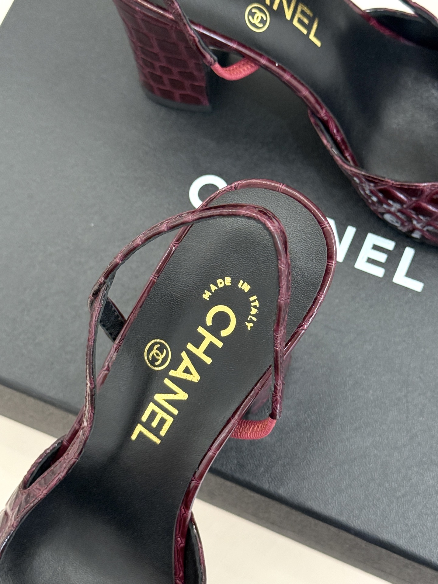 CHANE*｜小香经典拼色 鳄鱼纹后空凉鞋 珍稀肌理复刻奢级质感 撞色拼接勾勒复古层次美学 后空剪裁透气衬脚纤细 圆头修