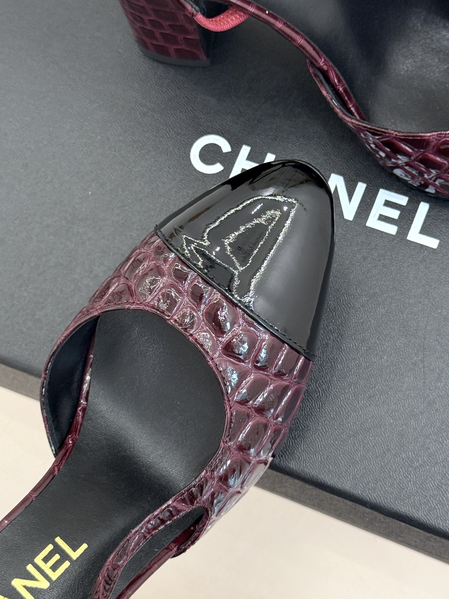 CHANE*｜小香经典拼色 鳄鱼纹后空凉鞋 珍稀肌理复刻奢级质感 撞色拼接勾勒复古层次美学 后空剪裁透气衬脚纤细 圆头修