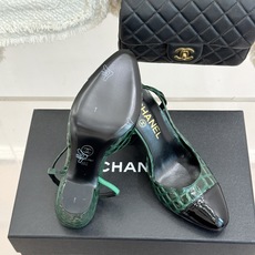 CHANE*|小香经典拼色 鳄鱼纹后空凉鞋 珍稀肌理复刻奢级质感 撞色拼接勾勒复古层次美学 后空剪裁透气衬脚纤细 圆头修 CHANE*|小香经典拼色 鳄鱼纹后空凉鞋 珍稀肌理复刻奢级质感 撞色拼接勾勒复古层次美学 后空剪裁透气衬脚纤细 圆头修