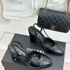CHANE*|小香经典拼色 鳄鱼纹后空凉鞋 珍稀肌理复刻奢级质感 撞色拼接勾勒复古层次美学 后空剪裁透气衬脚纤细 圆头修 CHANE*|小香经典拼色 鳄鱼纹后空凉鞋 珍稀肌理复刻奢级质感 撞色拼接勾勒复古层次美学 后空剪裁透气衬脚纤细 圆头修