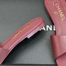 CHANE*|小香26B新品 双C金属扣一字带平底拖鞋 金属双C徽标精致亮眼 一字带简约不失格调 真皮鞋床亲肤贴合脚型 CHANE*|小香26B新品 双C金属扣一字带平底拖鞋 金属双C徽标精致亮眼 一字带简约不失格调 真皮鞋床亲肤贴合脚型
