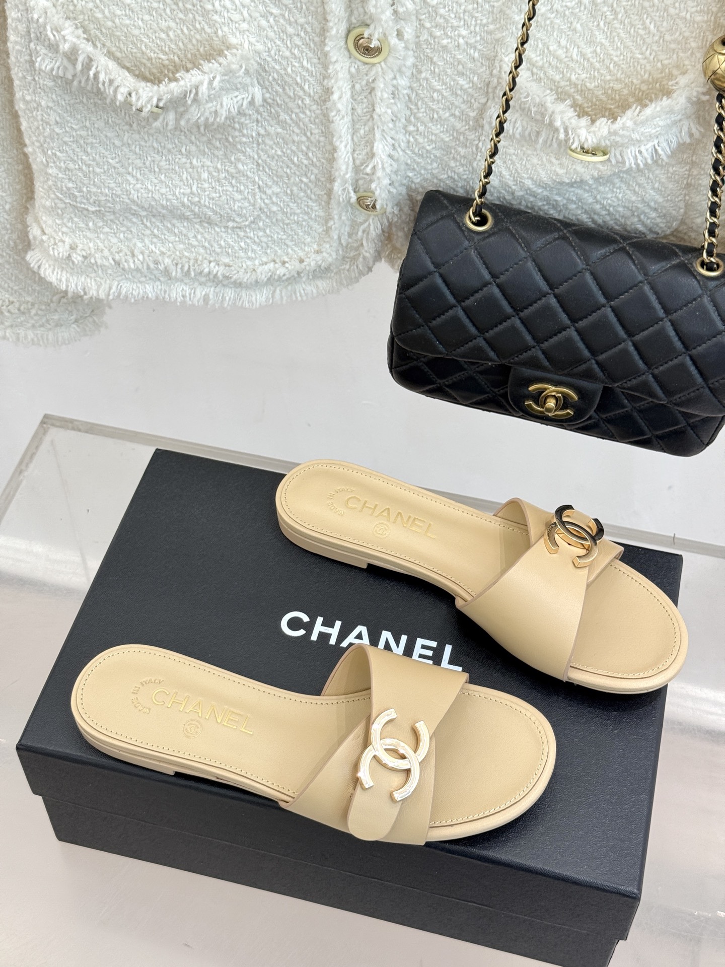 CHANE*|小香26B新品 双C金属扣一字带平底拖鞋 金属双C徽标精致亮眼 一字带简约不失格调 真皮鞋床亲肤贴合脚型 CHANE*|小香26B新品 双C金属扣一字带平底拖鞋 金属双C徽标精致亮眼 一字带简约不失格调 真皮鞋床亲肤贴合脚型