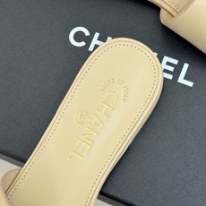 CHANE*|小香26B新品 双C金属扣一字带平底拖鞋 金属双C徽标精致亮眼 一字带简约不失格调 真皮鞋床亲肤贴合脚型 CHANE*|小香26B新品 双C金属扣一字带平底拖鞋 金属双C徽标精致亮眼 一字带简约不失格调 真皮鞋床亲肤贴合脚型