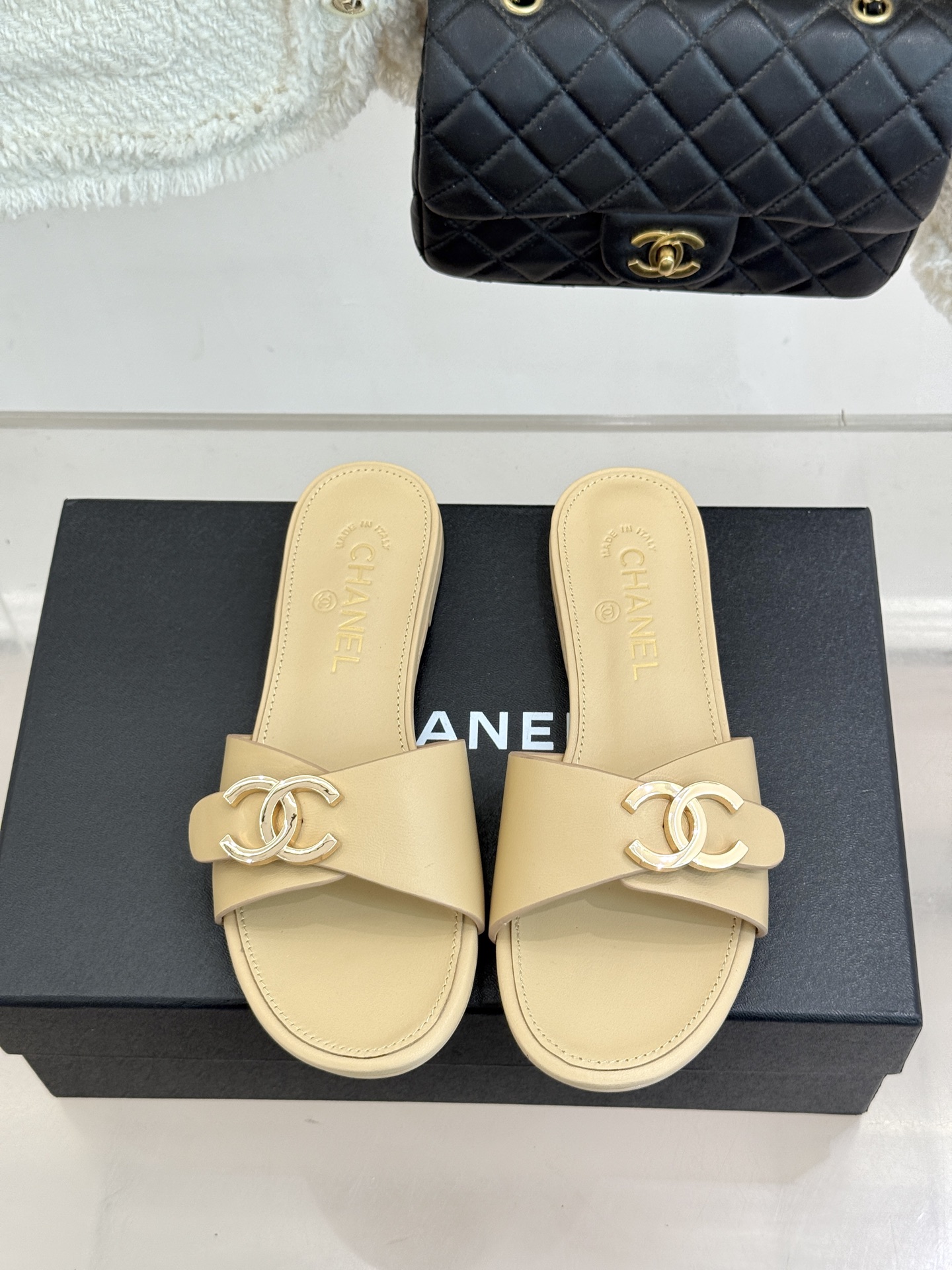 CHANE*|小香26B新品 双C金属扣一字带平底拖鞋 金属双C徽标精致亮眼 一字带简约不失格调 真皮鞋床亲肤贴合脚型 CHANE*|小香26B新品 双C金属扣一字带平底拖鞋 金属双C徽标精致亮眼 一字带简约不失格调 真皮鞋床亲肤贴合脚型