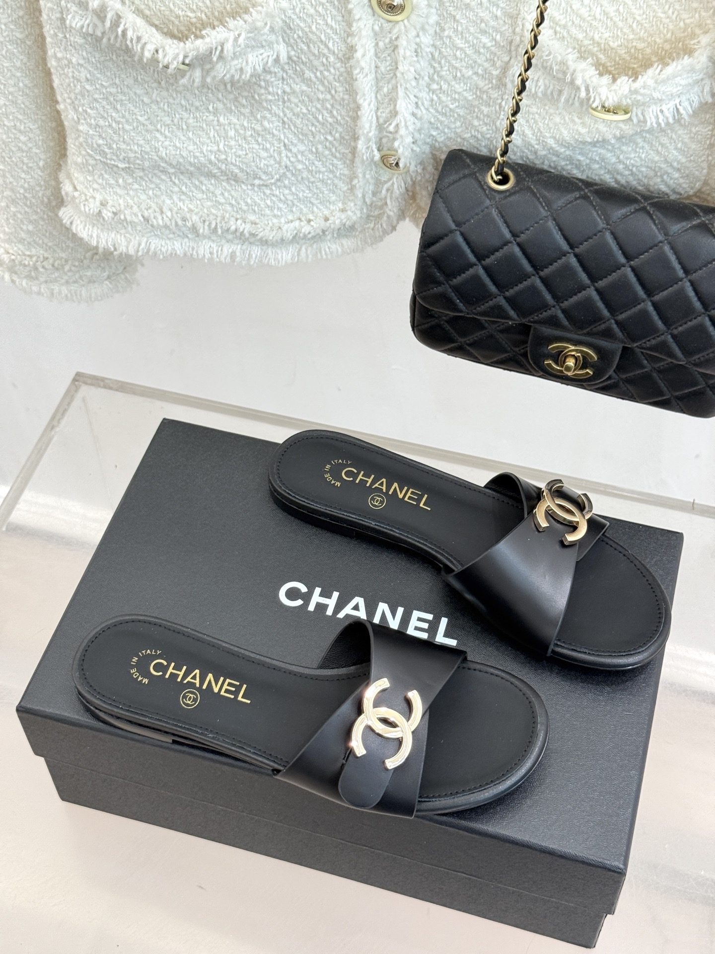 CHANE*|小香26B新品 双C金属扣一字带平底拖鞋 金属双C徽标精致亮眼 一字带简约不失格调 真皮鞋床亲肤贴合脚型 CHANE*|小香26B新品 双C金属扣一字带平底拖鞋 金属双C徽标精致亮眼 一字带简约不失格调 真皮鞋床亲肤贴合脚型