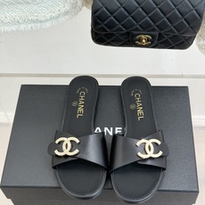 CHANE*|小香26B新品 双C金属扣一字带平底拖鞋 金属双C徽标精致亮眼 一字带简约不失格调 真皮鞋床亲肤贴合脚型 CHANE*|小香26B新品 双C金属扣一字带平底拖鞋 金属双C徽标精致亮眼 一字带简约不失格调 真皮鞋床亲肤贴合脚型