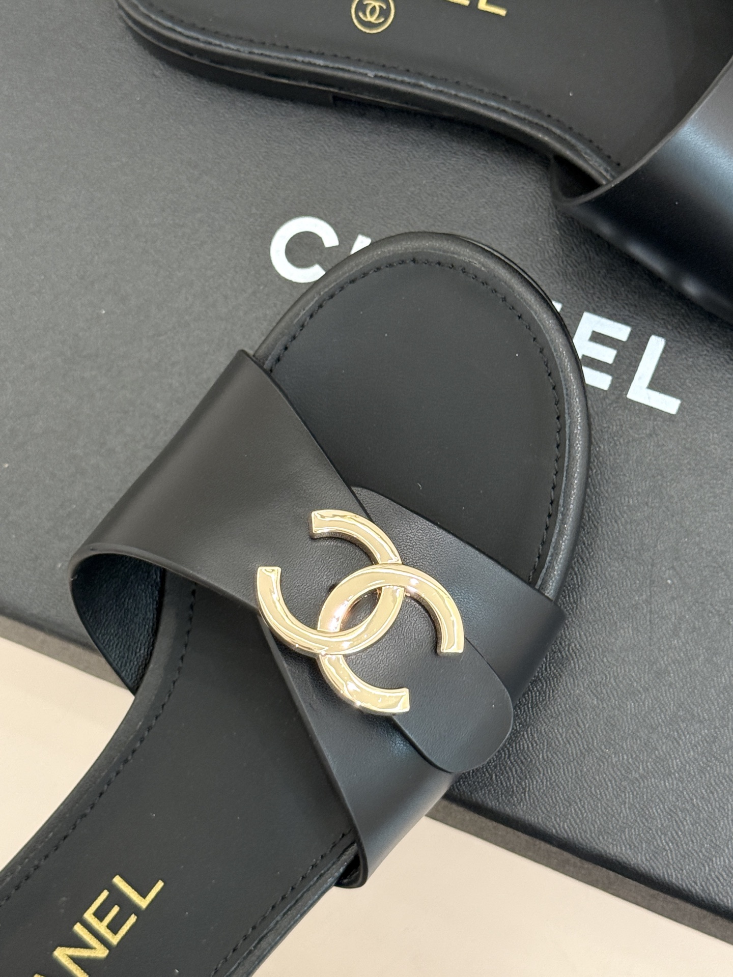 CHANE*|小香26B新品 双C金属扣一字带平底拖鞋 金属双C徽标精致亮眼 一字带简约不失格调 真皮鞋床亲肤贴合脚型 CHANE*|小香26B新品 双C金属扣一字带平底拖鞋 金属双C徽标精致亮眼 一字带简约不失格调 真皮鞋床亲肤贴合脚型