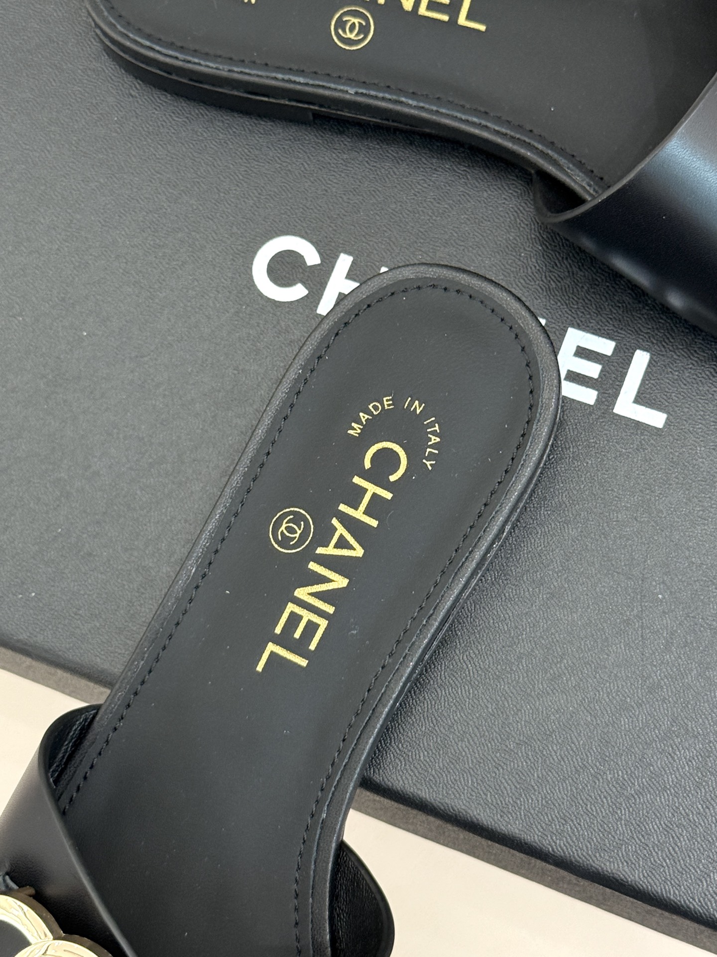 CHANE*|小香26B新品 双C金属扣一字带平底拖鞋 金属双C徽标精致亮眼 一字带简约不失格调 真皮鞋床亲肤贴合脚型 CHANE*|小香26B新品 双C金属扣一字带平底拖鞋 金属双C徽标精致亮眼 一字带简约不失格调 真皮鞋床亲肤贴合脚型