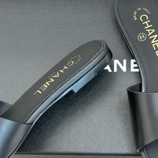 CHANE*|小香26B新品 双C金属扣一字带平底拖鞋 金属双C徽标精致亮眼 一字带简约不失格调 真皮鞋床亲肤贴合脚型 CHANE*|小香26B新品 双C金属扣一字带平底拖鞋 金属双C徽标精致亮眼 一字带简约不失格调 真皮鞋床亲肤贴合脚型