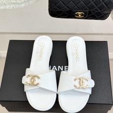 CHANE*|小香26B新品 双C金属扣一字带平底拖鞋 金属双C徽标精致亮眼 一字带简约不失格调 真皮鞋床亲肤贴合脚型 CHANE*|小香26B新品 双C金属扣一字带平底拖鞋 金属双C徽标精致亮眼 一字带简约不失格调 真皮鞋床亲肤贴合脚型