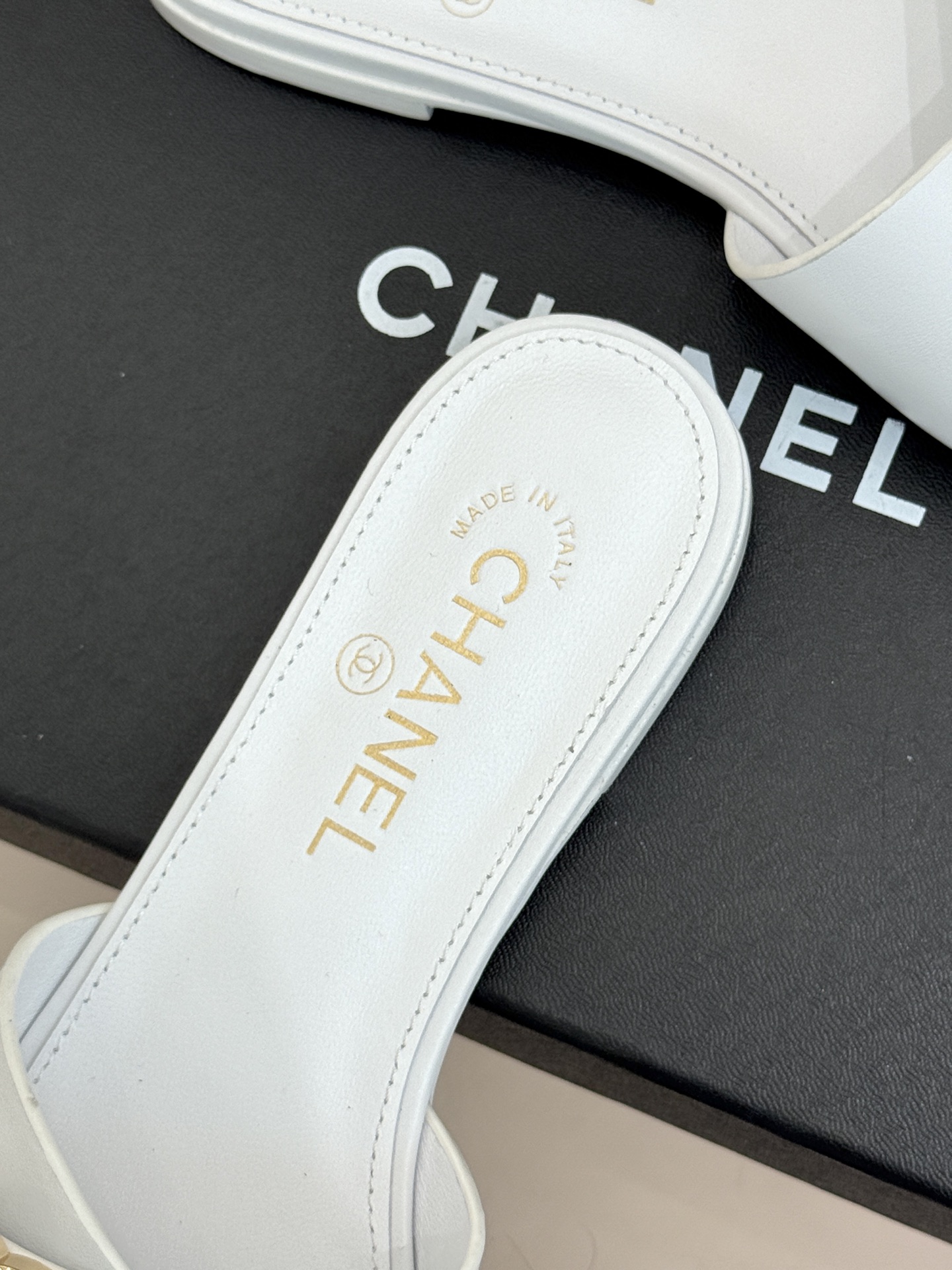 CHANE*|小香26B新品 双C金属扣一字带平底拖鞋 金属双C徽标精致亮眼 一字带简约不失格调 真皮鞋床亲肤贴合脚型 CHANE*|小香26B新品 双C金属扣一字带平底拖鞋 金属双C徽标精致亮眼 一字带简约不失格调 真皮鞋床亲肤贴合脚型
