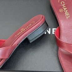 CHANE*|小香经典双C夹脚 粗跟人字拖鞋 夏日的温柔贵气感 双C金标藏着法式浪漫 小羊皮贴肤软得像云朵 粗跟暴走一整 CHANE*|小香经典双C夹脚 粗跟人字拖鞋 夏日的温柔贵气感 双C金标藏着法式浪漫 小羊皮贴肤软得像云朵 粗跟暴走一整