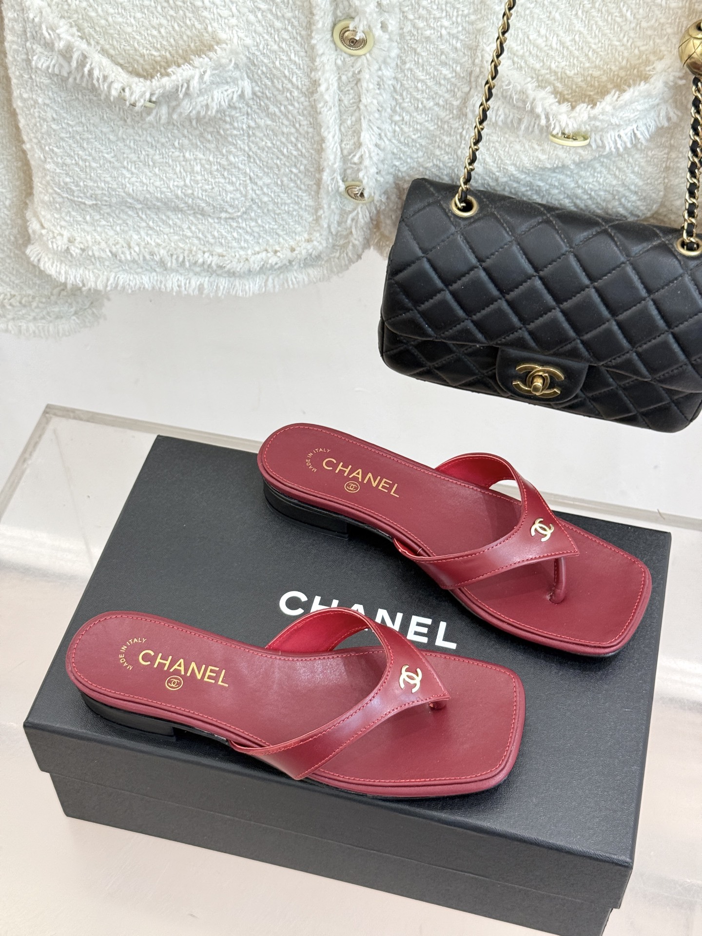 CHANE*|小香经典双C夹脚 粗跟人字拖鞋 夏日的温柔贵气感 双C金标藏着法式浪漫 小羊皮贴肤软得像云朵 粗跟暴走一整 CHANE*|小香经典双C夹脚 粗跟人字拖鞋 夏日的温柔贵气感 双C金标藏着法式浪漫 小羊皮贴肤软得像云朵 粗跟暴走一整