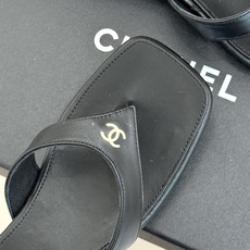 CHANE*|小香经典双C夹脚 粗跟人字拖鞋 夏日的温柔贵气感 双C金标藏着法式浪漫 小羊皮贴肤软得像云朵 粗跟暴走一整 CHANE*|小香经典双C夹脚 粗跟人字拖鞋 夏日的温柔贵气感 双C金标藏着法式浪漫 小羊皮贴肤软得像云朵 粗跟暴走一整