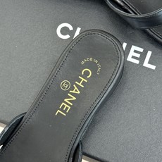 CHANE*|小香经典双C夹脚 粗跟人字拖鞋 夏日的温柔贵气感 双C金标藏着法式浪漫 小羊皮贴肤软得像云朵 粗跟暴走一整 CHANE*|小香经典双C夹脚 粗跟人字拖鞋 夏日的温柔贵气感 双C金标藏着法式浪漫 小羊皮贴肤软得像云朵 粗跟暴走一整
