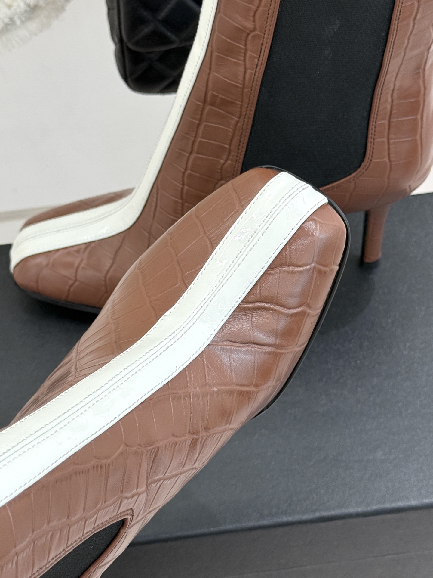 CHANE*|小香26A秋冬新品 鳄鱼纹拼接方头切尔西短靴 秋冬鞋柜C位担当 小众不撞款回头率高 时髦精闭眼入不亏 复古 CHANE*|小香26A秋冬新品 鳄鱼纹拼接方头切尔西短靴 秋冬鞋柜C位担当 小众不撞款回头率高 时髦精闭眼入不亏 复古