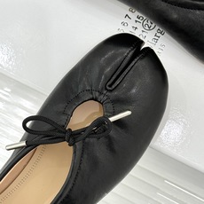 MaisonMargiela|MM6马吉拉 蝴蝶结芭蕾舞鞋分趾鞋单鞋~ 解构先锋碰撞柔婉芭蕾 经典Tabi分趾辨识度拉满 MaisonMargiela|MM6马吉拉 蝴蝶结芭蕾舞鞋分趾鞋单鞋~ 解构先锋碰撞柔婉芭蕾 经典Tabi分趾辨识度拉满