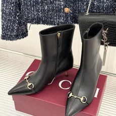 Gucci/古驰26WF新品马衔扣 老花尖头金属跟高跟短靴 双G老花铺陈复古肌理 金属马衔扣经典回归 尖头剪裁衬脚型纤细 Gucci/古驰26WF新品马衔扣 老花尖头金属跟高跟短靴 双G老花铺陈复古肌理 金属马衔扣经典回归 尖头剪裁衬脚型纤细