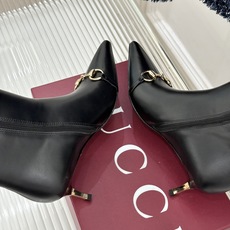 Gucci/古驰26WF新品马衔扣 老花尖头金属跟高跟短靴 双G老花铺陈复古肌理 金属马衔扣经典回归 尖头剪裁衬脚型纤细 Gucci/古驰26WF新品马衔扣 老花尖头金属跟高跟短靴 双G老花铺陈复古肌理 金属马衔扣经典回归 尖头剪裁衬脚型纤细