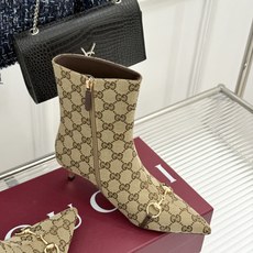 Gucci/古驰26WF新品马衔扣 老花尖头金属跟高跟短靴 双G老花铺陈复古肌理 金属马衔扣经典回归 尖头剪裁衬脚型纤细 Gucci/古驰26WF新品马衔扣 老花尖头金属跟高跟短靴 双G老花铺陈复古肌理 金属马衔扣经典回归 尖头剪裁衬脚型纤细