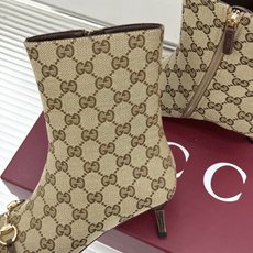 Gucci/古驰26WF新品马衔扣 老花尖头金属跟高跟短靴 双G老花铺陈复古肌理 金属马衔扣经典回归 尖头剪裁衬脚型纤细 Gucci/古驰26WF新品马衔扣 老花尖头金属跟高跟短靴 双G老花铺陈复古肌理 金属马衔扣经典回归 尖头剪裁衬脚型纤细
