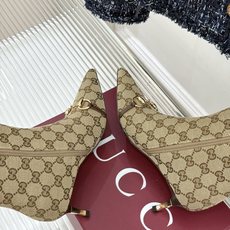 Gucci/古驰26WF新品马衔扣 老花尖头金属跟高跟短靴 双G老花铺陈复古肌理 金属马衔扣经典回归 尖头剪裁衬脚型纤细 Gucci/古驰26WF新品马衔扣 老花尖头金属跟高跟短靴 双G老花铺陈复古肌理 金属马衔扣经典回归 尖头剪裁衬脚型纤细