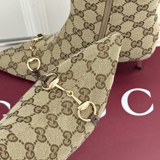 Gucci/古驰26WF新品马衔扣 老花尖头金属跟高跟短靴 双G老花铺陈复古肌理 金属马衔扣经典回归 尖头剪裁衬脚型纤细 Gucci/古驰26WF新品马衔扣 老花尖头金属跟高跟短靴 双G老花铺陈复古肌理 金属马衔扣经典回归 尖头剪裁衬脚型纤细