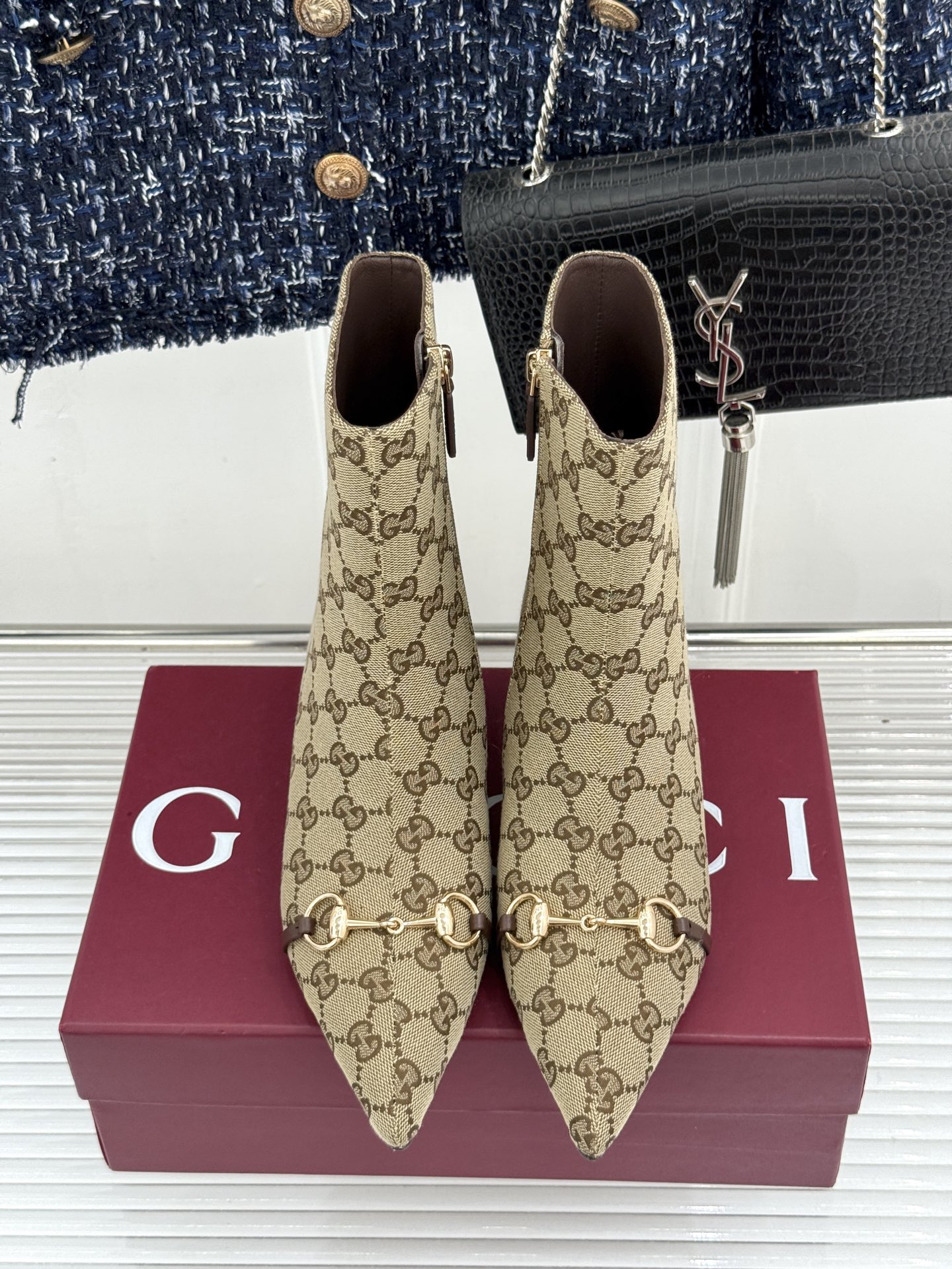 Gucci/古驰26WF新品马衔扣 老花尖头金属跟高跟短靴 双G老花铺陈复古肌理 金属马衔扣经典回归 尖头剪裁衬脚型纤细 Gucci/古驰26WF新品马衔扣 老花尖头金属跟高跟短靴 双G老花铺陈复古肌理 金属马衔扣经典回归 尖头剪裁衬脚型纤细