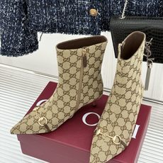 Gucci/古驰26WF新品马衔扣 老花尖头金属跟高跟短靴 双G老花铺陈复古肌理 金属马衔扣经典回归 尖头剪裁衬脚型纤细 Gucci/古驰26WF新品马衔扣 老花尖头金属跟高跟短靴 双G老花铺陈复古肌理 金属马衔扣经典回归 尖头剪裁衬脚型纤细