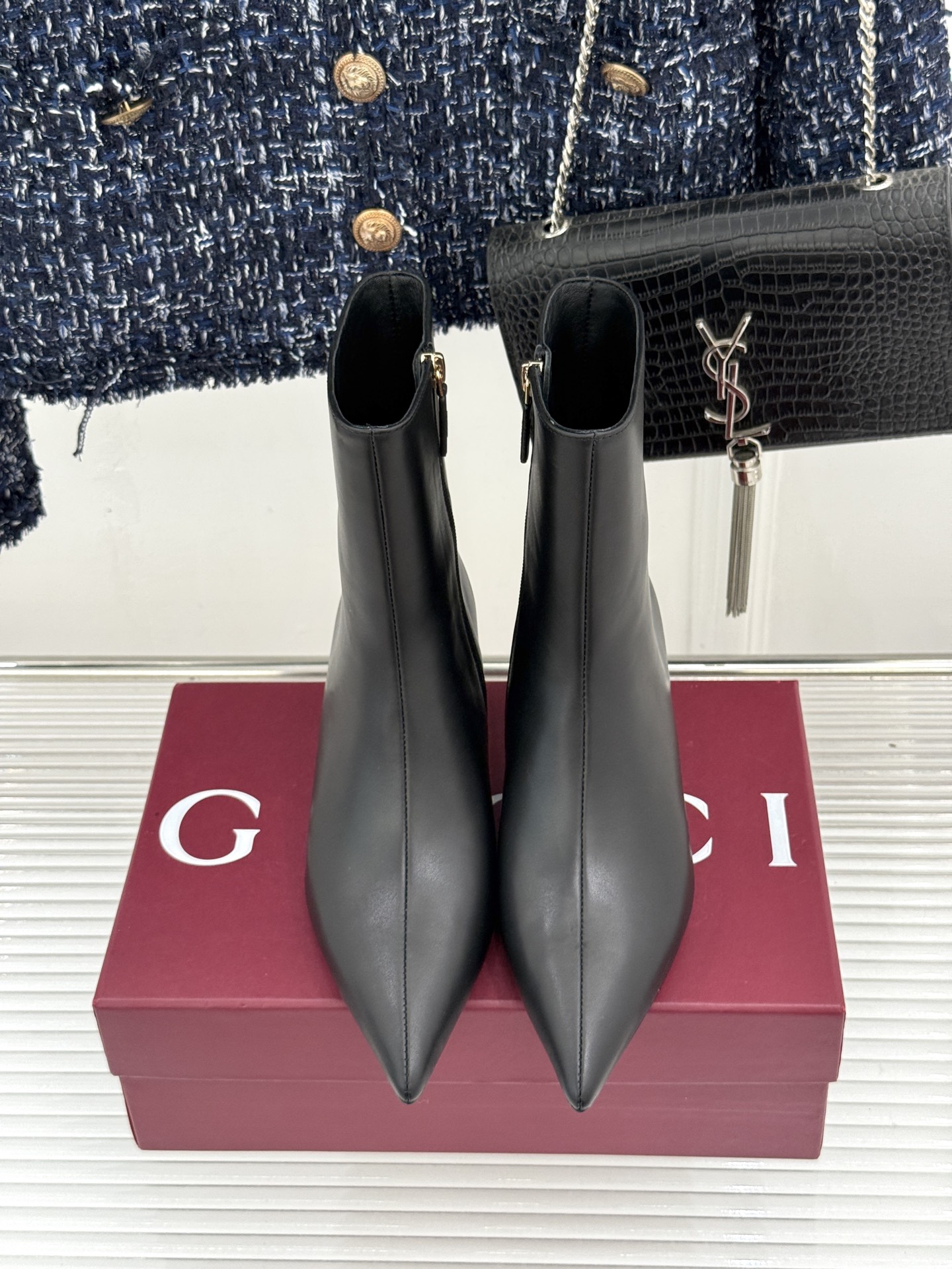 Gucci/古驰26WF新品老花 尖头金属跟高跟短靴 沙色双G老花铺陈复古肌理 尖头勾勒纤细足型线条 金调金属细跟撑起冷 Gucci/古驰26WF新品老花 尖头金属跟高跟短靴 沙色双G老花铺陈复古肌理 尖头勾勒纤细足型线条 金调金属细跟撑起冷