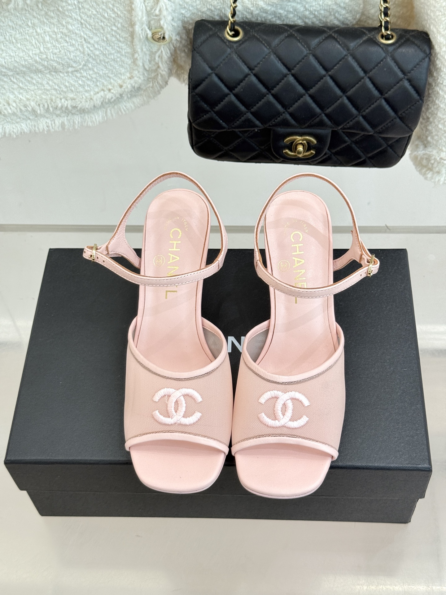 CHANE*｜小香26B新品 双C网纱一字带高跟凉鞋 网纱一字带晕染轻灵质感 双C刺绣镌刻经典标识 通透肌理衬出柔媚氛围