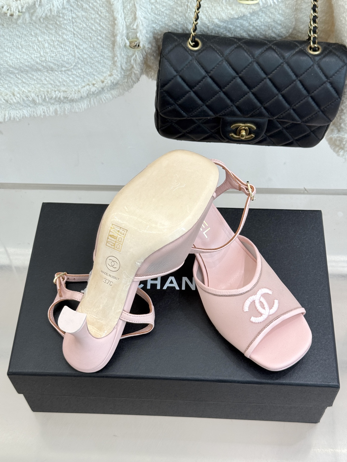 CHANE*｜小香26B新品 双C网纱一字带高跟凉鞋 网纱一字带晕染轻灵质感 双C刺绣镌刻经典标识 通透肌理衬出柔媚氛围