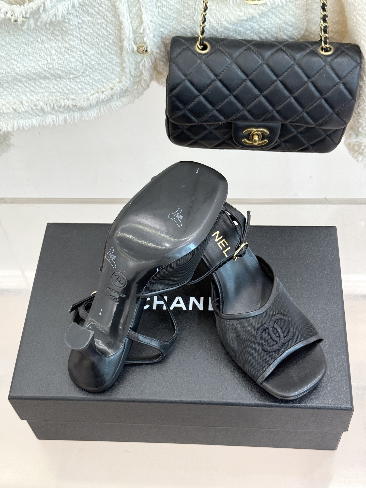CHANE*|小香26B新品 双C网纱一字带高跟凉鞋 网纱一字带晕染轻灵质感 双C刺绣镌刻经典标识 通透肌理衬出柔媚氛围 CHANE*|小香26B新品 双C网纱一字带高跟凉鞋 网纱一字带晕染轻灵质感 双C刺绣镌刻经典标识 通透肌理衬出柔媚氛围