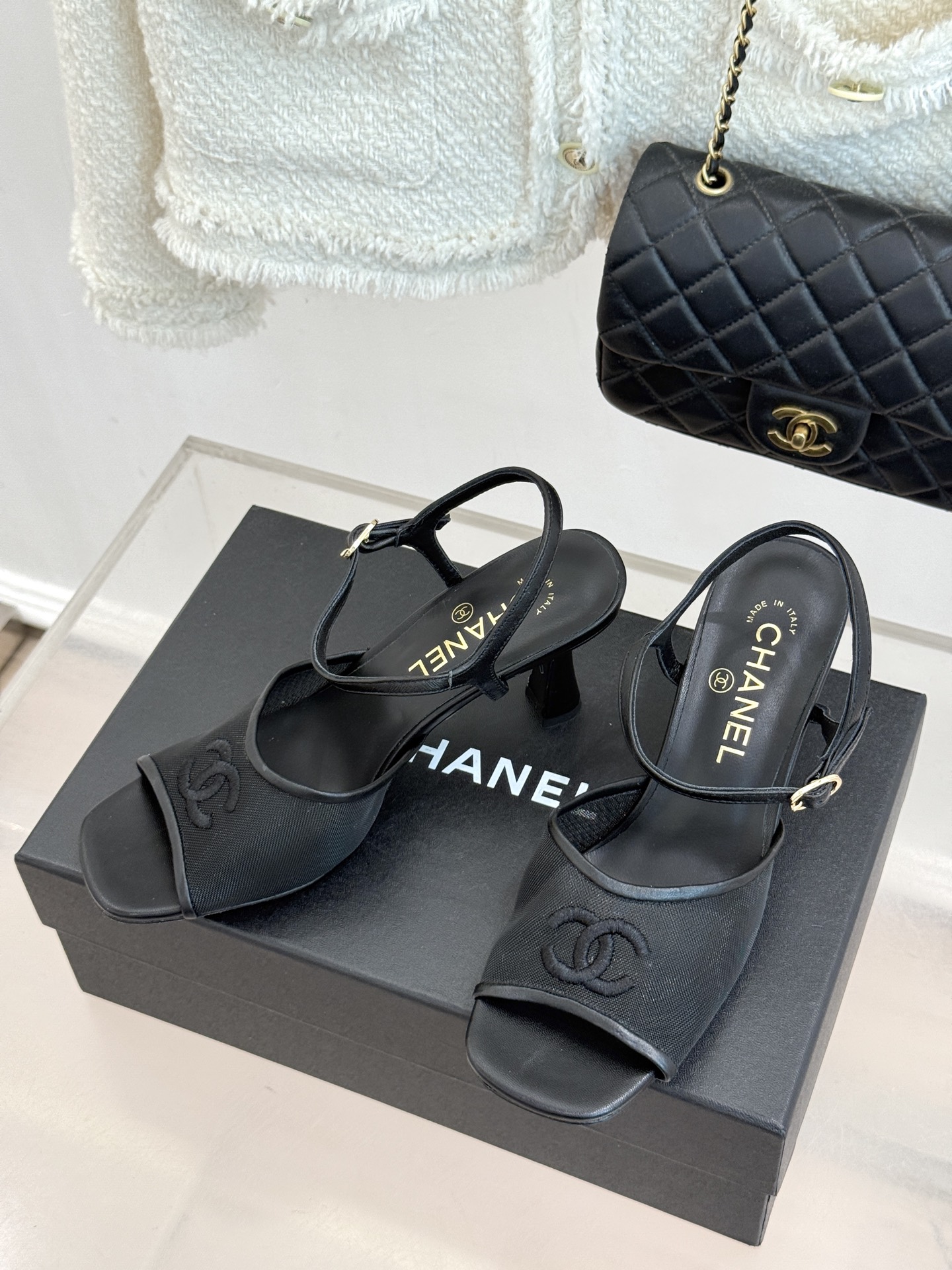 CHANE*|小香26B新品 双C网纱一字带高跟凉鞋 网纱一字带晕染轻灵质感 双C刺绣镌刻经典标识 通透肌理衬出柔媚氛围 CHANE*|小香26B新品 双C网纱一字带高跟凉鞋 网纱一字带晕染轻灵质感 双C刺绣镌刻经典标识 通透肌理衬出柔媚氛围