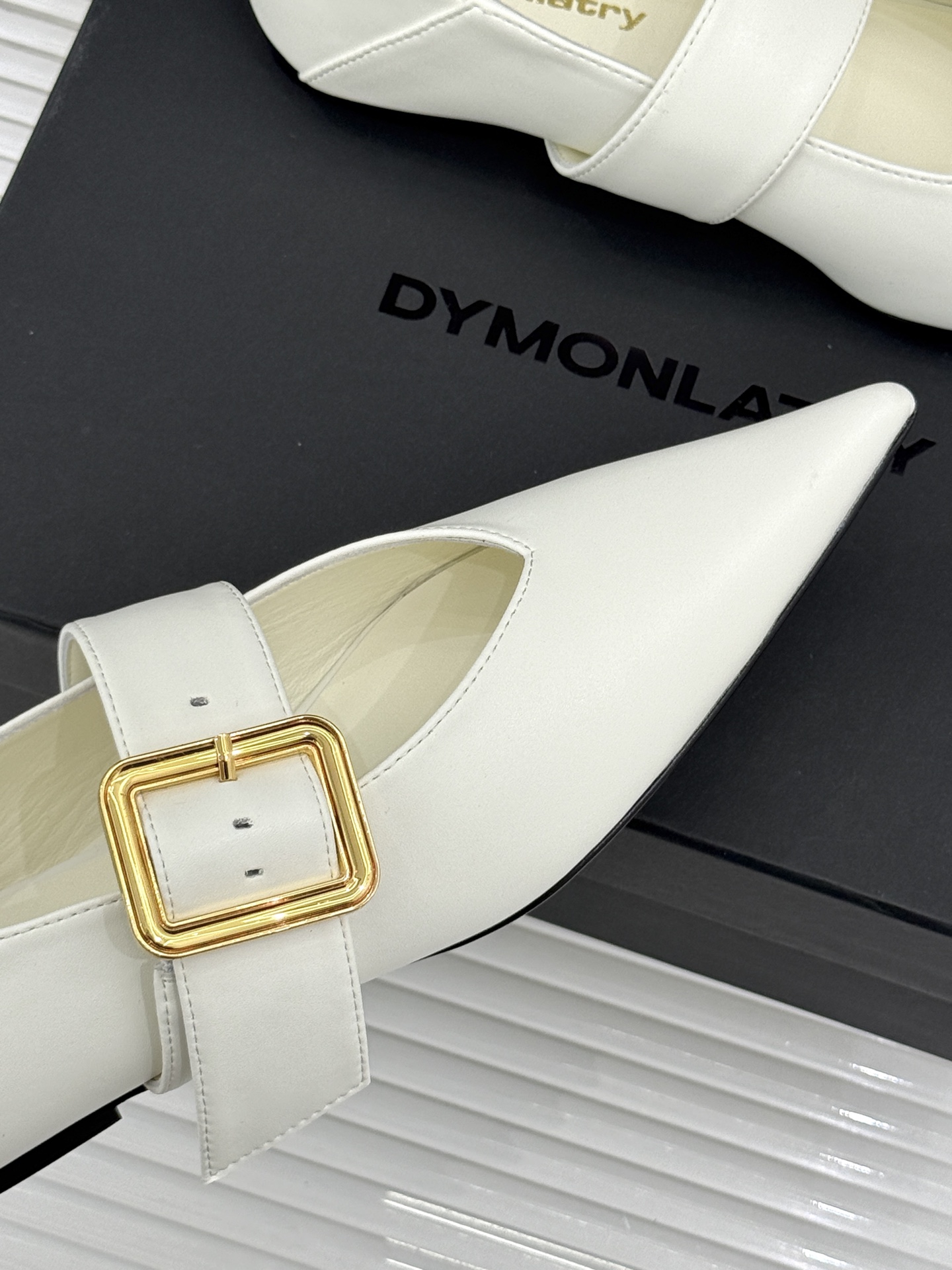 DYMONLATRY 26WF新品 尖头方扣平底玛丽珍鞋单鞋 金属方扣点缀精致细节 平底软弹舒适贴足弓 鞋身线条利落显腿 DYMONLATRY 26WF新品 尖头方扣平底玛丽珍鞋单鞋 金属方扣点缀精致细节 平底软弹舒适贴足弓 鞋身线条利落显腿