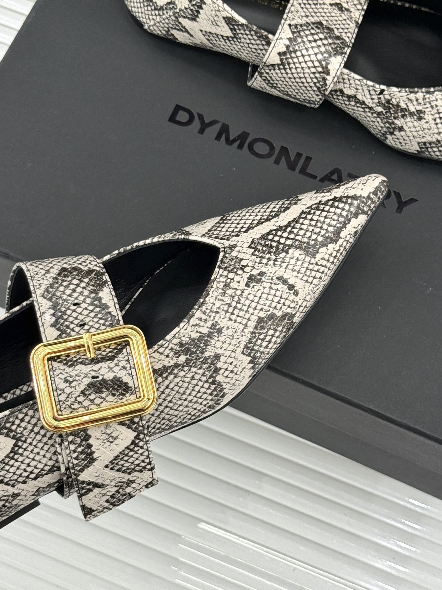 DYMONLATRY 26WF新品 尖头方扣平底玛丽珍鞋单鞋 金属方扣点缀精致细节 平底软弹舒适贴足弓 鞋身线条利落显腿 DYMONLATRY 26WF新品 尖头方扣平底玛丽珍鞋单鞋 金属方扣点缀精致细节 平底软弹舒适贴足弓 鞋身线条利落显腿