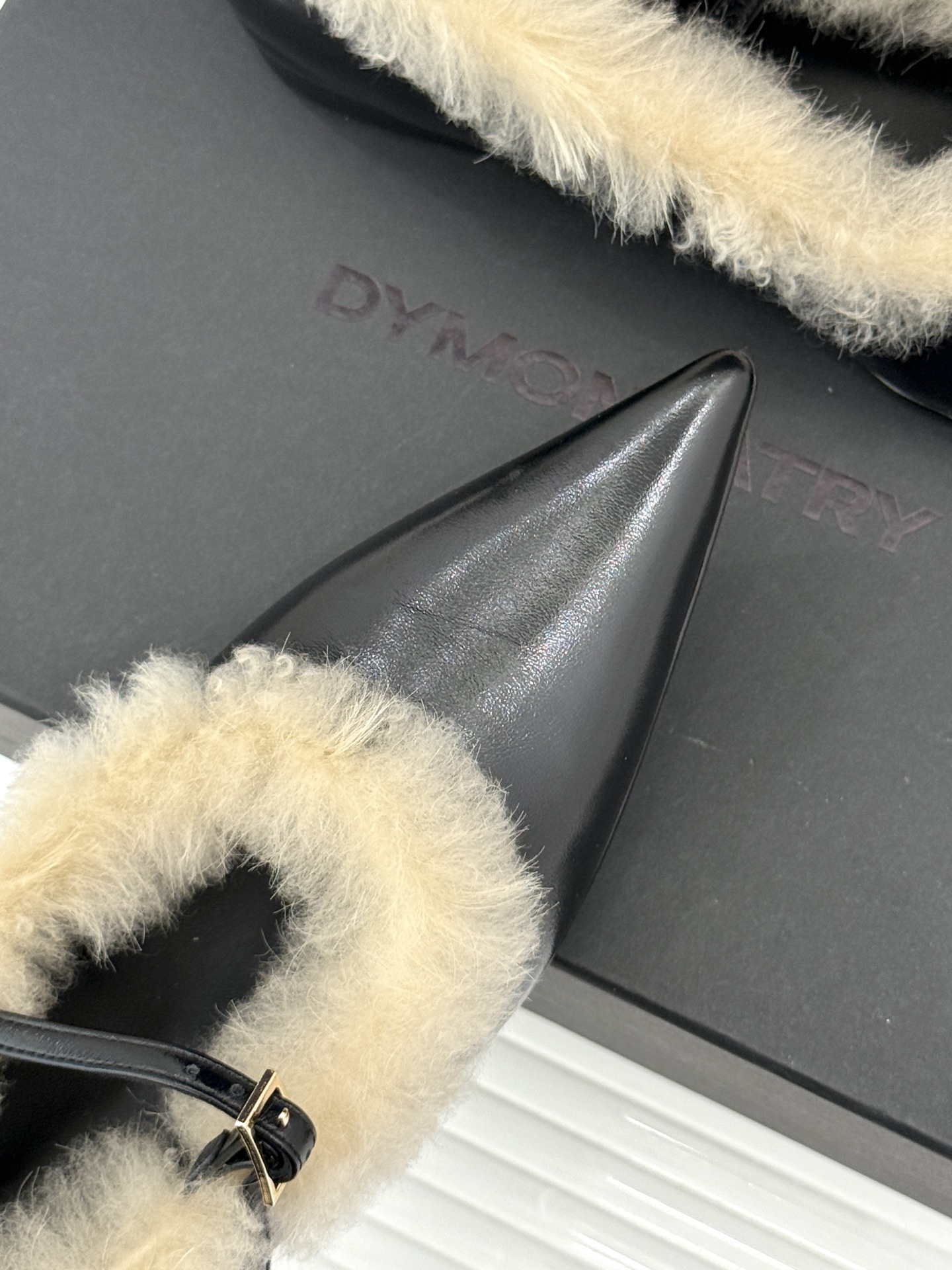 DYMONLATRY 26WF秋冬新品 复古尖头玛丽珍鞋毛毛鞋 复古尖头描摹冷冽气场 经典玛丽珍一字扣束带 柔糯卷绒锁住