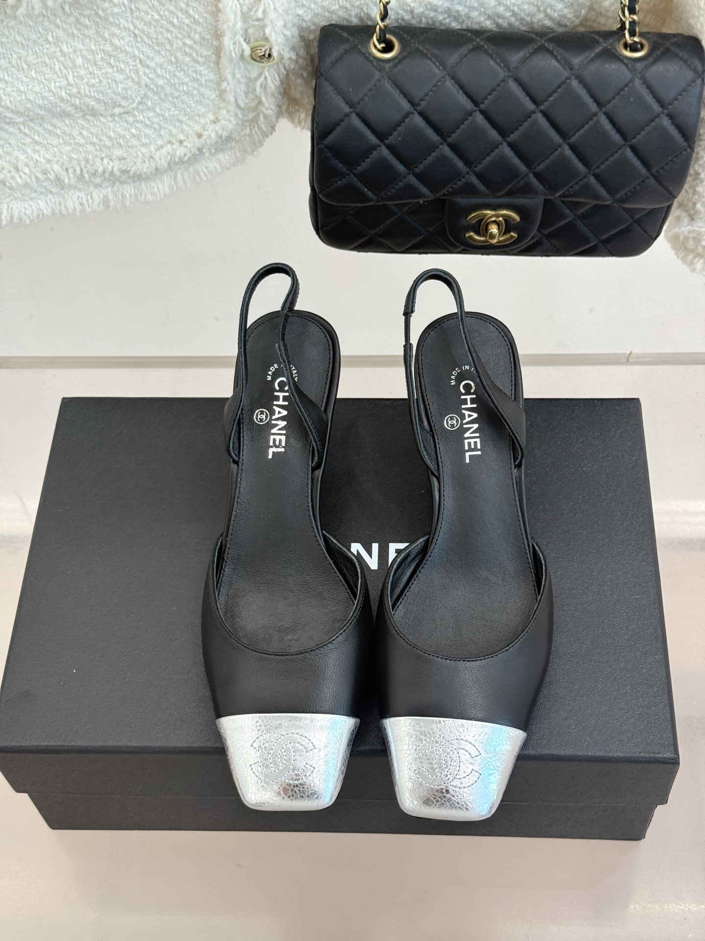 CHANE*|小香26A新品 拼色方头粗跟后空凉鞋 鞋身双C标识精致低调 方头版型衬得脚型秀气 拼色设计复古吸睛 粗跟稳 CHANE*|小香26A新品 拼色方头粗跟后空凉鞋 鞋身双C标识精致低调 方头版型衬得脚型秀气 拼色设计复古吸睛 粗跟稳