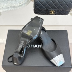 CHANE*|小香26A新品 拼色方头粗跟后空凉鞋 鞋身双C标识精致低调 方头版型衬得脚型秀气 拼色设计复古吸睛 粗跟稳 CHANE*|小香26A新品 拼色方头粗跟后空凉鞋 鞋身双C标识精致低调 方头版型衬得脚型秀气 拼色设计复古吸睛 粗跟稳