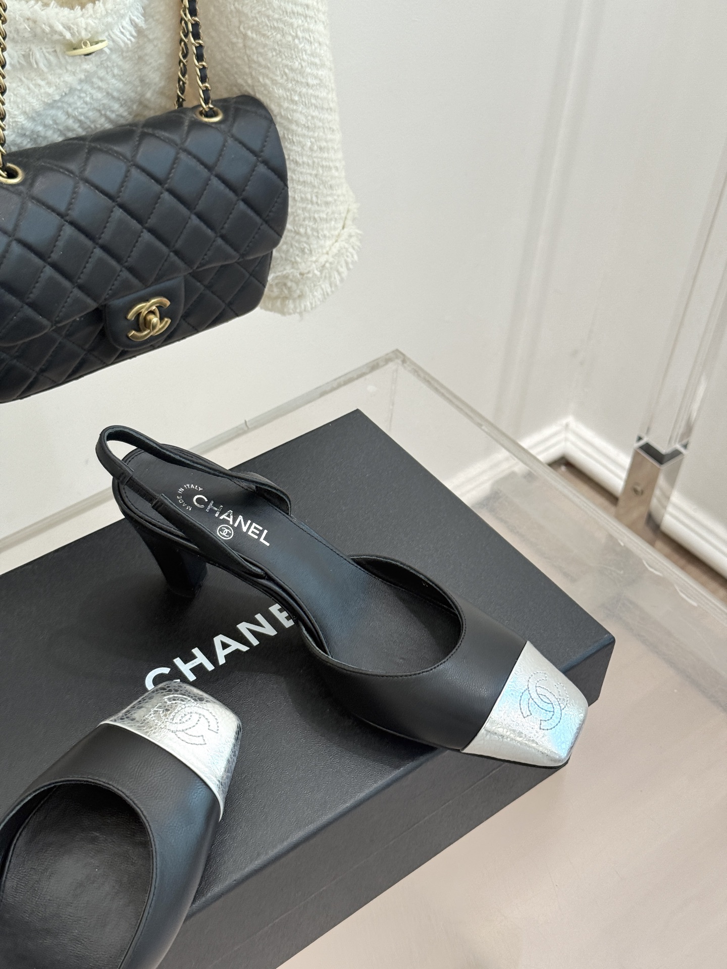 CHANE*|小香26A新品 拼色方头粗跟后空凉鞋 鞋身双C标识精致低调 方头版型衬得脚型秀气 拼色设计复古吸睛 粗跟稳 CHANE*|小香26A新品 拼色方头粗跟后空凉鞋 鞋身双C标识精致低调 方头版型衬得脚型秀气 拼色设计复古吸睛 粗跟稳