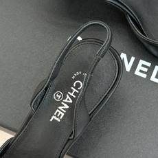 CHANE*|小香26A新品 拼色方头粗跟后空凉鞋 鞋身双C标识精致低调 方头版型衬得脚型秀气 拼色设计复古吸睛 粗跟稳 CHANE*|小香26A新品 拼色方头粗跟后空凉鞋 鞋身双C标识精致低调 方头版型衬得脚型秀气 拼色设计复古吸睛 粗跟稳