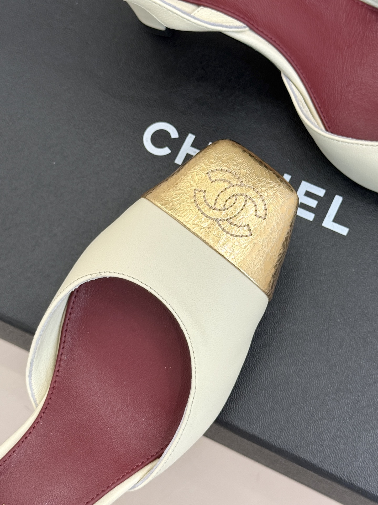 CHANE*|小香26A新品 拼色方头粗跟后空凉鞋 鞋身双C标识精致低调 方头版型衬得脚型秀气 拼色设计复古吸睛 粗跟稳 CHANE*|小香26A新品 拼色方头粗跟后空凉鞋 鞋身双C标识精致低调 方头版型衬得脚型秀气 拼色设计复古吸睛 粗跟稳