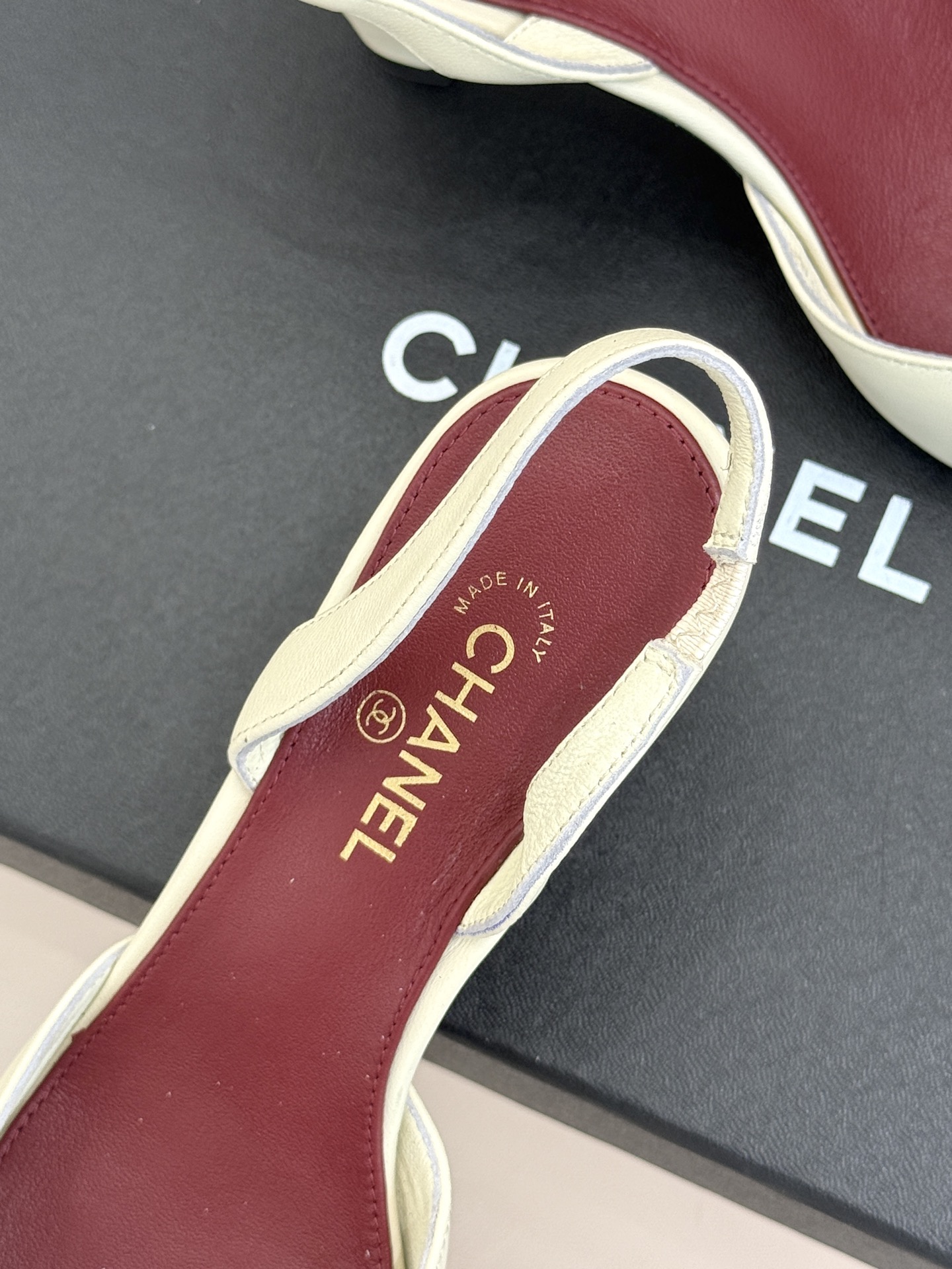CHANE*|小香26A新品 拼色方头粗跟后空凉鞋 鞋身双C标识精致低调 方头版型衬得脚型秀气 拼色设计复古吸睛 粗跟稳 CHANE*|小香26A新品 拼色方头粗跟后空凉鞋 鞋身双C标识精致低调 方头版型衬得脚型秀气 拼色设计复古吸睛 粗跟稳