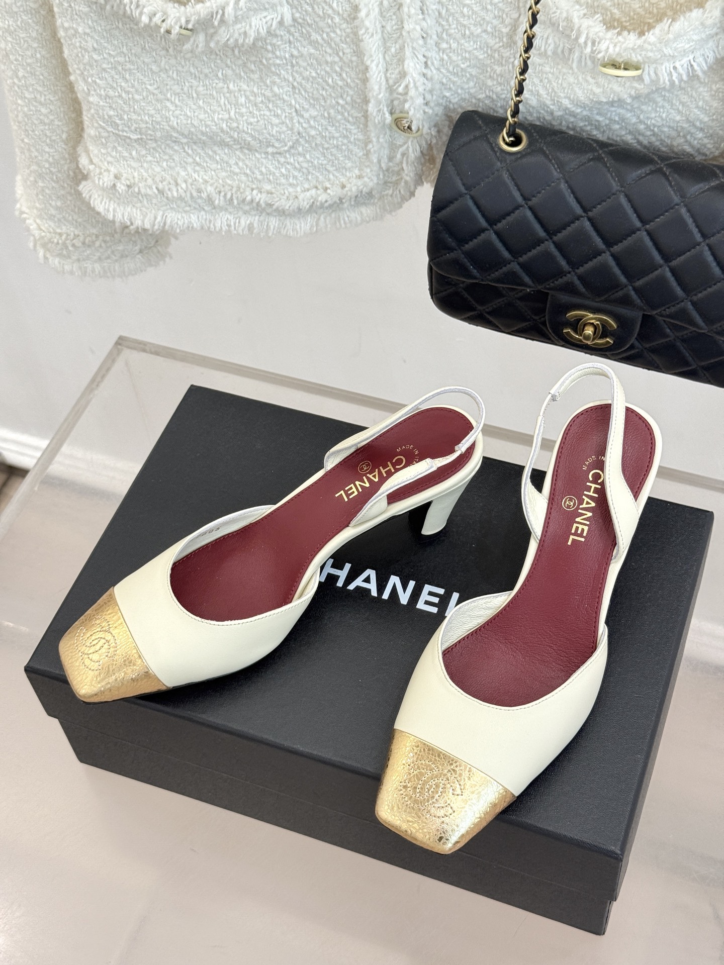 CHANE*|小香26A新品 拼色方头粗跟后空凉鞋 鞋身双C标识精致低调 方头版型衬得脚型秀气 拼色设计复古吸睛 粗跟稳 CHANE*|小香26A新品 拼色方头粗跟后空凉鞋 鞋身双C标识精致低调 方头版型衬得脚型秀气 拼色设计复古吸睛 粗跟稳