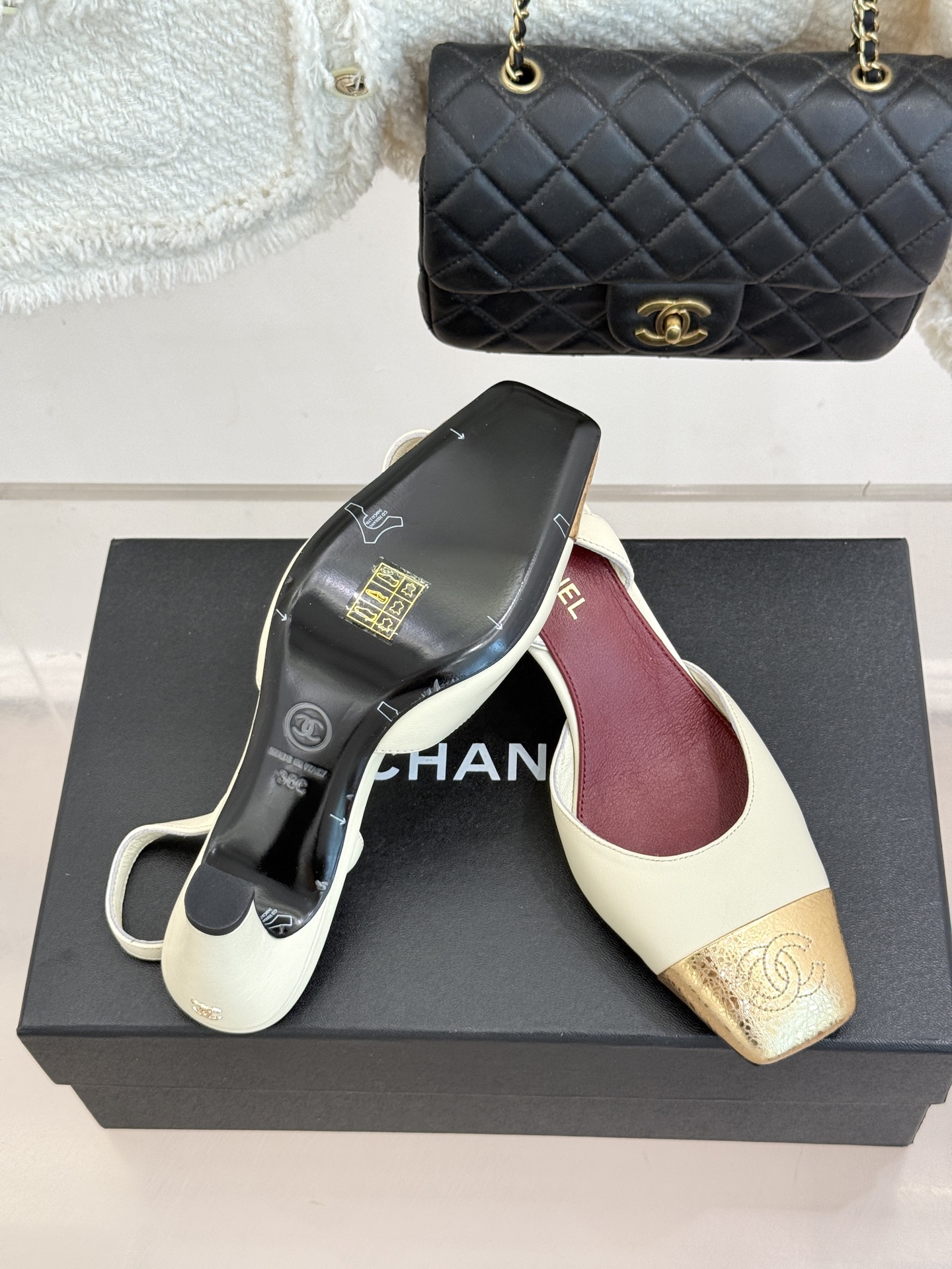 CHANE*|小香26A新品 拼色方头粗跟后空凉鞋 鞋身双C标识精致低调 方头版型衬得脚型秀气 拼色设计复古吸睛 粗跟稳 CHANE*|小香26A新品 拼色方头粗跟后空凉鞋 鞋身双C标识精致低调 方头版型衬得脚型秀气 拼色设计复古吸睛 粗跟稳