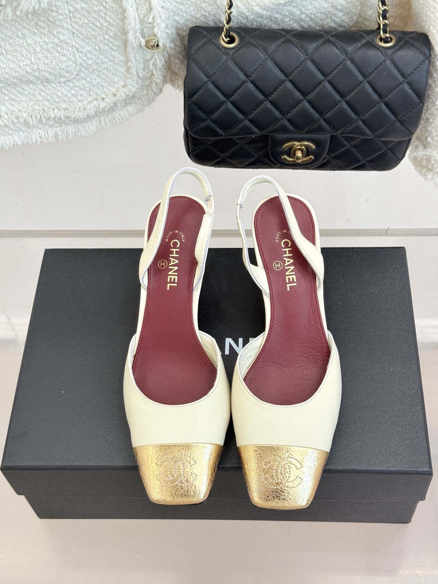 CHANE*|小香26A新品 拼色方头粗跟后空凉鞋 鞋身双C标识精致低调 方头版型衬得脚型秀气 拼色设计复古吸睛 粗跟稳 CHANE*|小香26A新品 拼色方头粗跟后空凉鞋 鞋身双C标识精致低调 方头版型衬得脚型秀气 拼色设计复古吸睛 粗跟稳