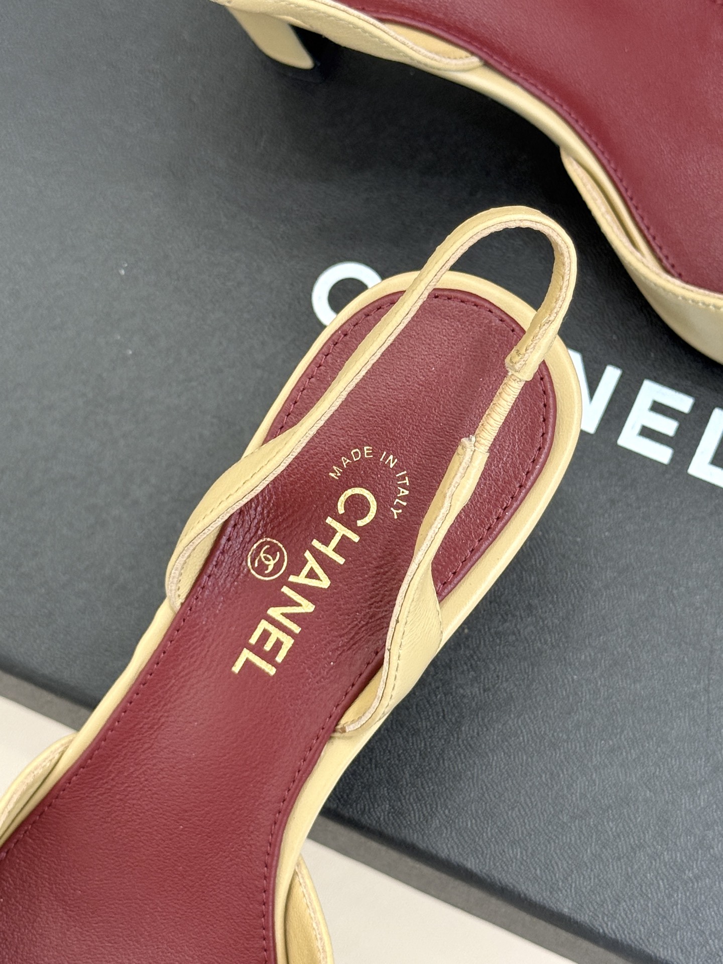 CHANE*|小香26A新品 拼色方头粗跟后空凉鞋 鞋身双C标识精致低调 方头版型衬得脚型秀气 拼色设计复古吸睛 粗跟稳 CHANE*|小香26A新品 拼色方头粗跟后空凉鞋 鞋身双C标识精致低调 方头版型衬得脚型秀气 拼色设计复古吸睛 粗跟稳